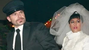 Swingers, una boda exprés y una niña huerfanita still