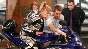 Un fontanero, un calentón y una abuela motorista still