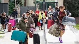 Una ruina en venta, unas elecciones explosivas y un campamento de refugiados still
