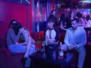 Un ruina política, una adúltera intermitente y la dura vida del cascacuores still