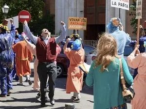 Un exilio rural, un exorcismo químico y la revolución de los payasos justicieros still