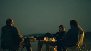 Iki Ici Disi Bir Kisi still